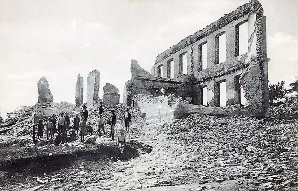 Девическото училище „Аврам Беров”, съборено и опожарено от земетресението през 1913 г.