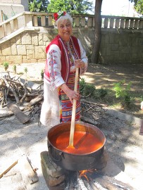 В Лясковец Пети празник на лютеницата събра малки и…