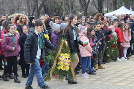 С поклонение пред загиналите и фолклорни ритми бе…