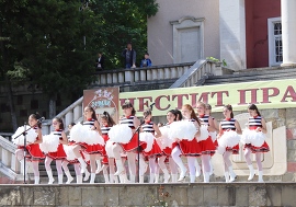 В Лясковец учениците шестваха и изнесоха концертна…