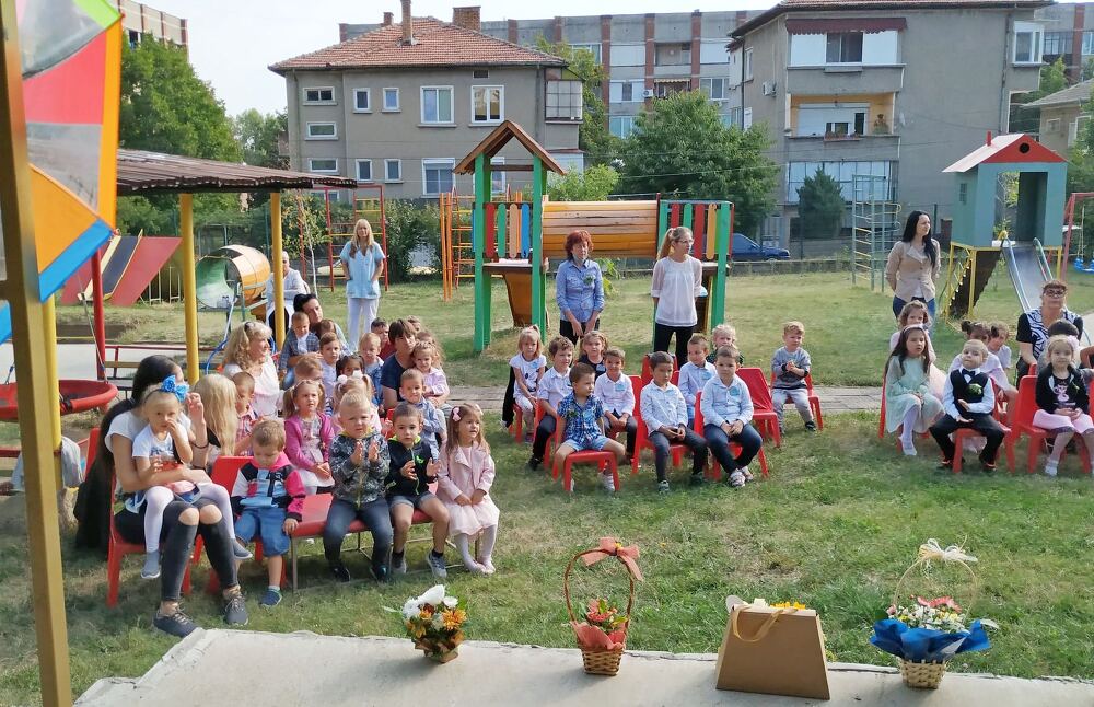 Община Лясковец започна обновяването на площадки за игра на открито в детска градина „Радост“
