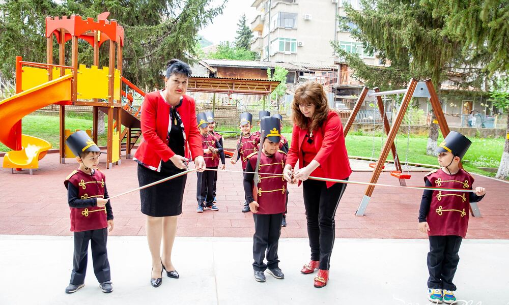 С бал и приказни герои бяха открити обновените детски площадки в лясковската детска градина „Радост“