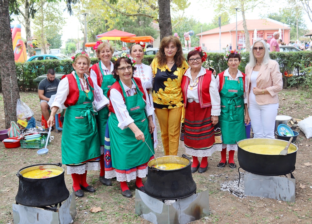 Десето юбилейно издание на фолклорно-кулинарния празник „Ден на кокошата чорба“ се проведе в Козаревец