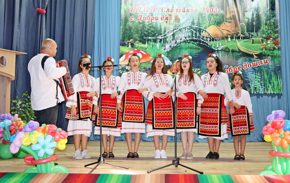 В Добри дял 200 самодейци се събраха за фестивала „От любов към българското“