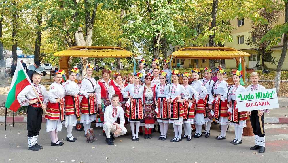 Самодейни състави от община Лясковец се представиха блестящо в есенен фестивал в Румъния