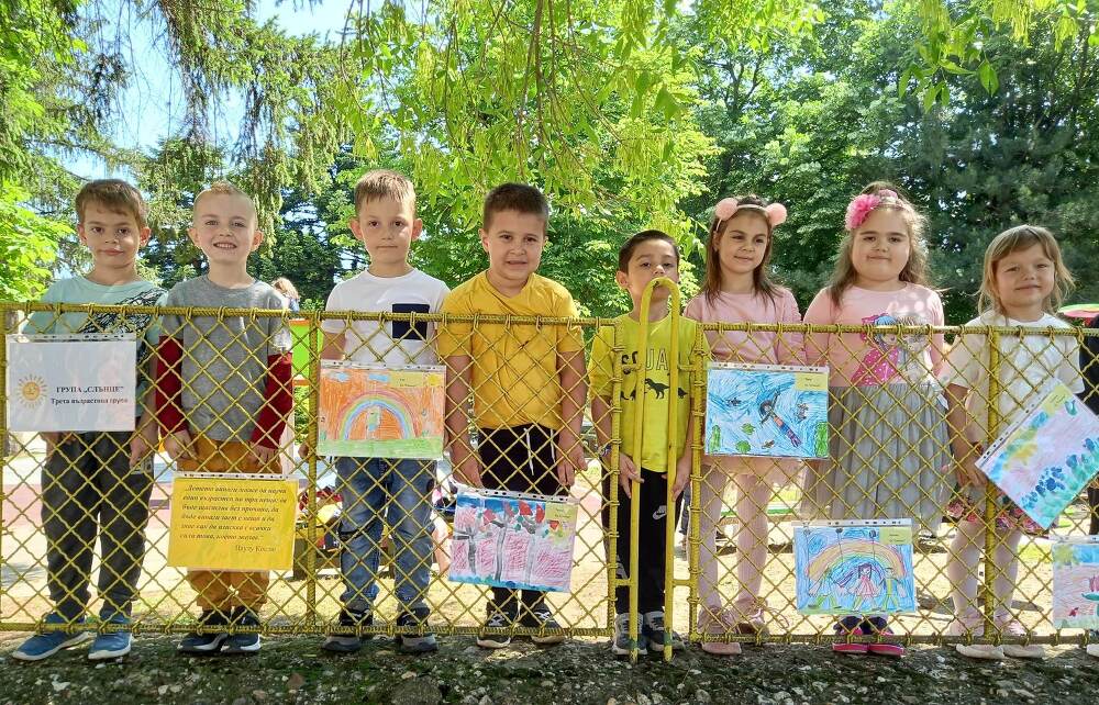 Децата от ДГ „Пчелица“ представиха изложба за Деня на детето