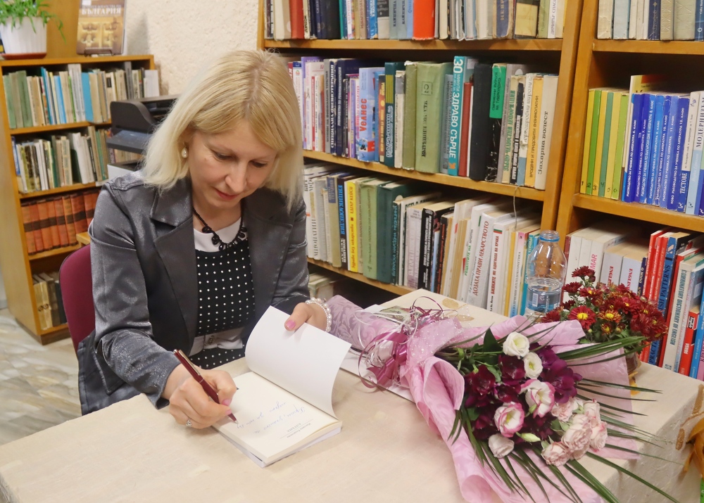 В Лясковец авторката Ивелина Радионова представи книгата си „Алтъна“