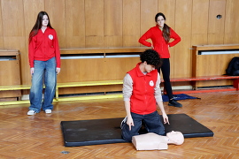 Млади червенокръстци учиха свои връстници как се…