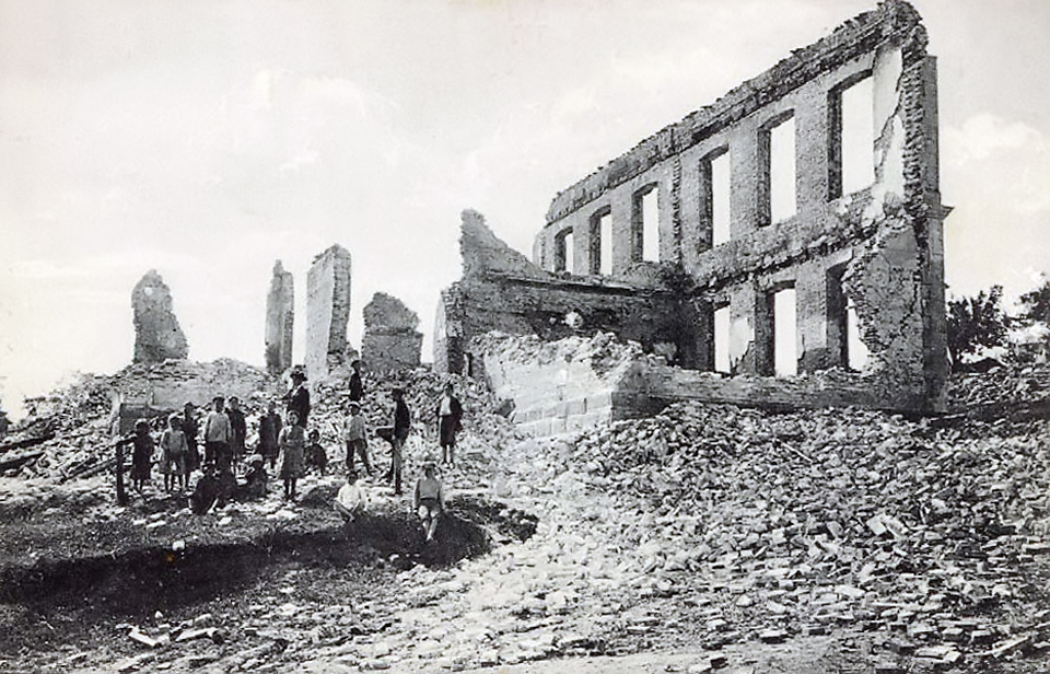 Училището „Аврам Беров”, съборено и опожарено от земетресението през 1913 г.